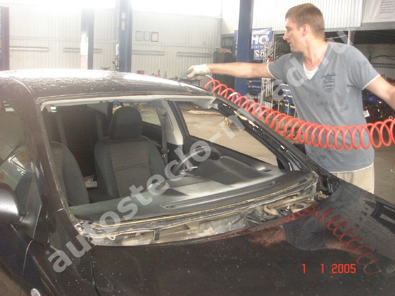 Установка лобового стекла на Toyota Corolla Установка лобового стекла на Toyota Corolla